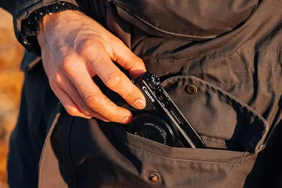 Wykorzystaj swój smartfon do zdalnego fotografowania oraz edycji i udostępniania zdjęć w podróży. Aparat Canon PowerShot G7 X Mark III utrzymuje stałą łączność Bluetooth i przesyła pliki za pośrednictwem sieci Wi-Fi. Aplikacja Canon Camera Connect umożliwia zdalne filmowaAparat Canon PowerShot G7X Mark III czarnynie i fotografowanie.